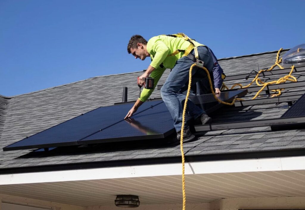 太陽光パネルの設置は屋根に穴を開ける工事